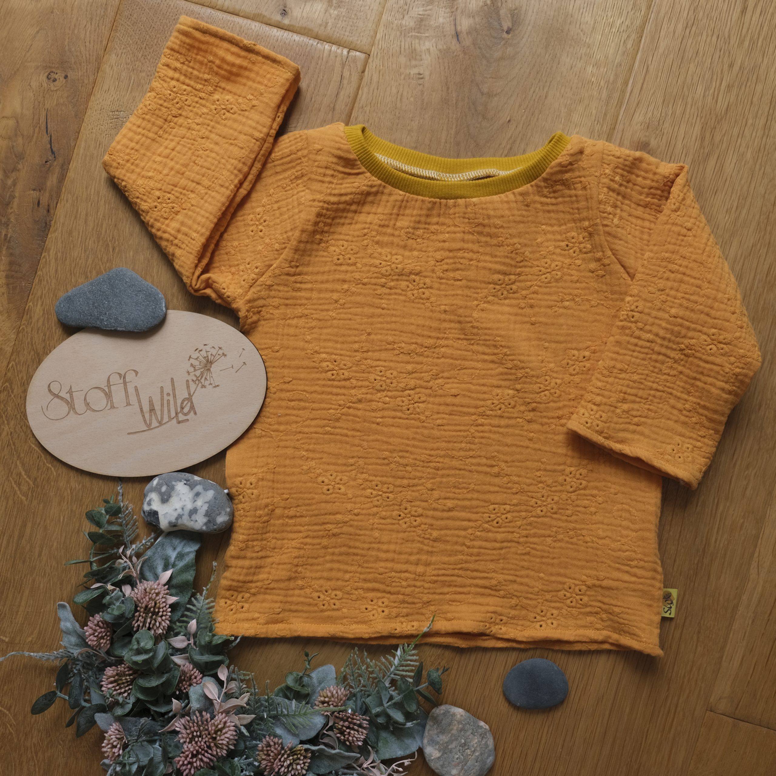 Baby-Shirt Gr. 80 aus besticktem Musselin für den Sommer