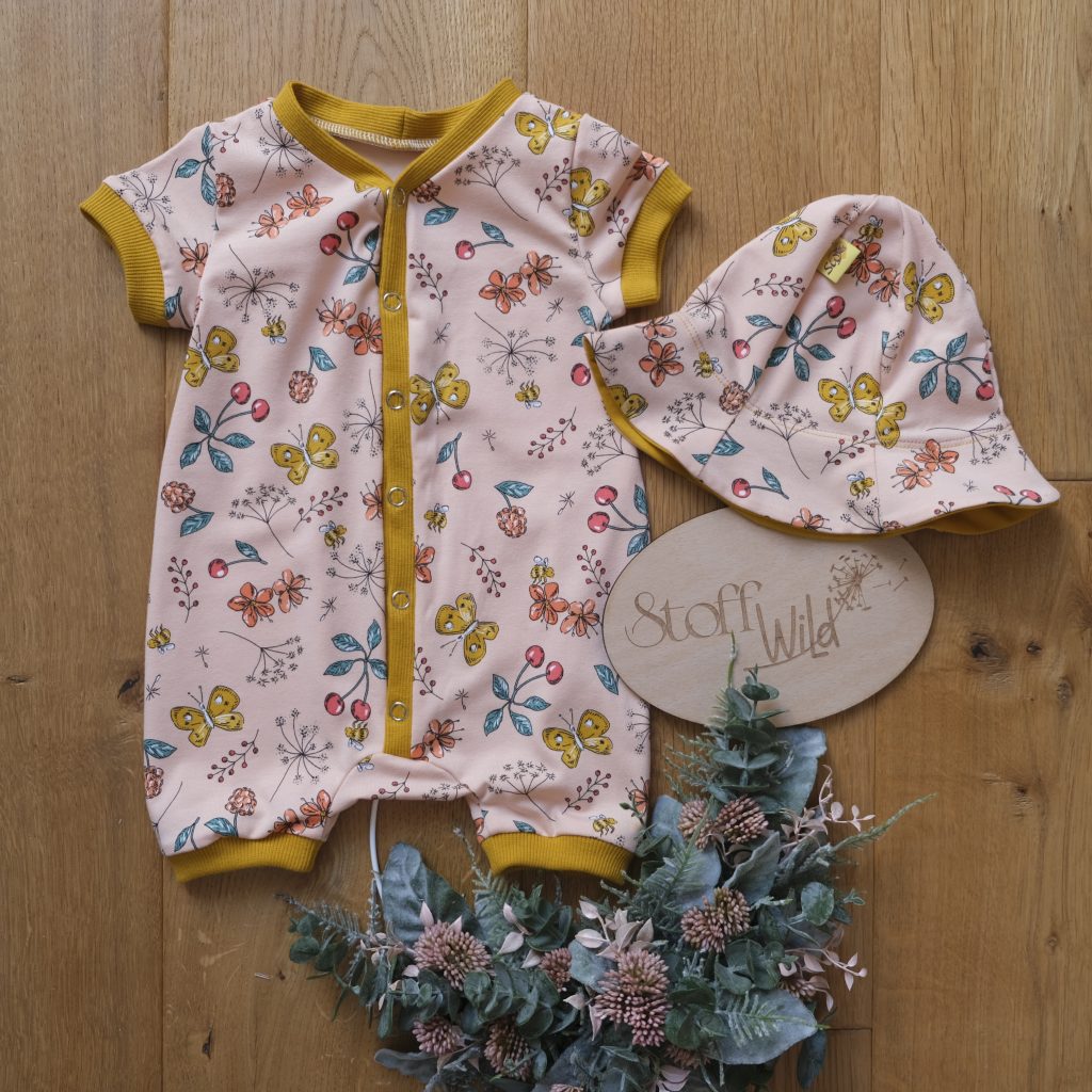 Baby-Sommer-Anzug aus Jersey mit Sommerblumen-Motiven und passendem Baby-Sonnenhut