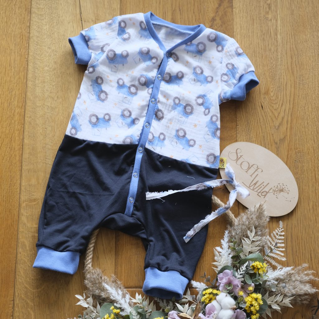 Baby-Sommer-Anzug aus Musselin mit Traktor-Motiv und dunkelblauem Tencel