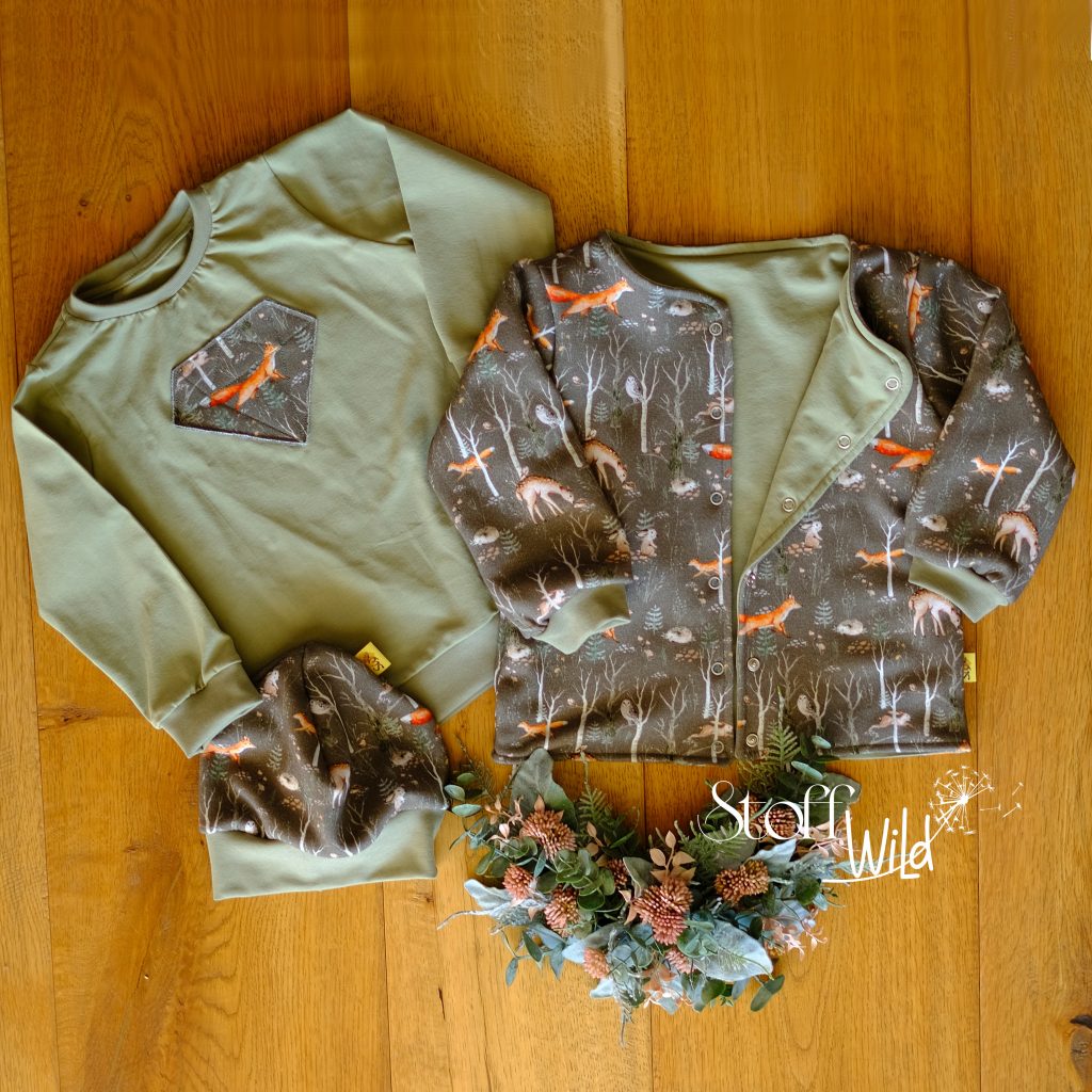 Kleinkind-Set bestehend aus Langarmshirt mit Diamanten-Applikation, Wendejacke aus Jersey und Wintersweat und passender Bündchenhaube mit Waldtier-Motiv