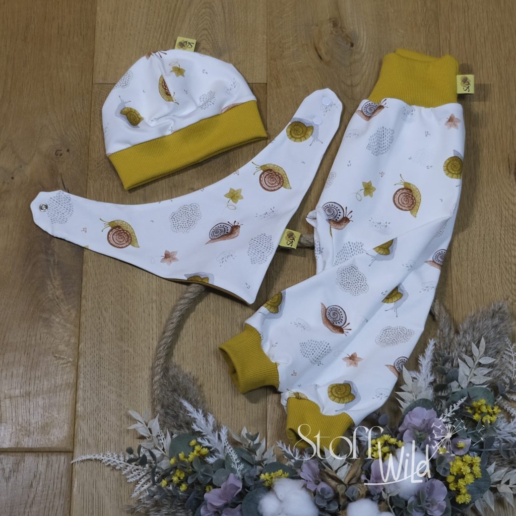 Baby-Set aus Jersey mit Schnecken-Motiv, best. aus Hose, Bündchenhaube und Wendehalstuch