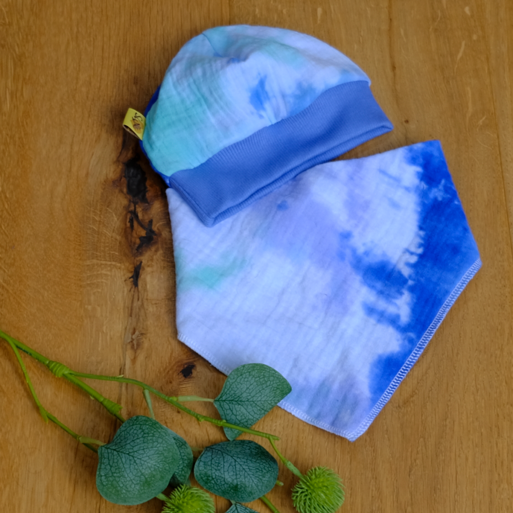 Bündchenhaube und Wendehalstuch als Baby-Set aus Musselin mit blauem Batikmuster