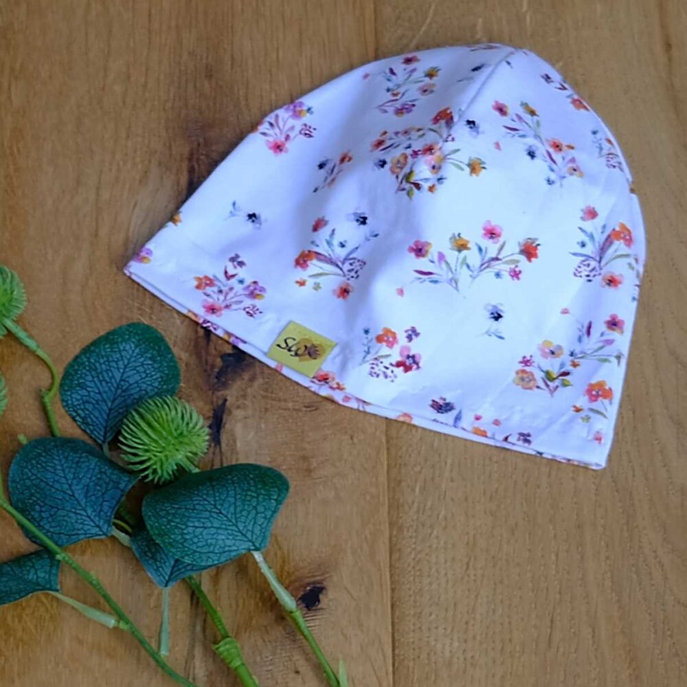 Beanie mit Blumenstrauss-Muster