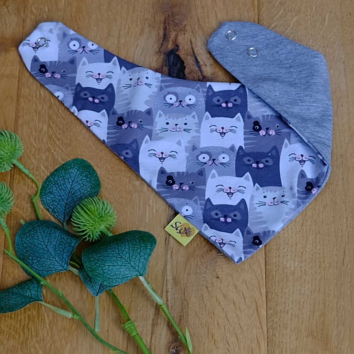 Wendehalstuch aus Jersey mit Katzenmotiv und 2 Druckknöpfen
