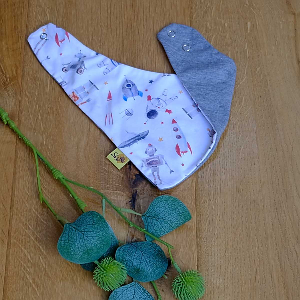 Wendehalstuch aus Jersey mit Roboter und Weltraum Motiv mit 2 Druckknöpfen