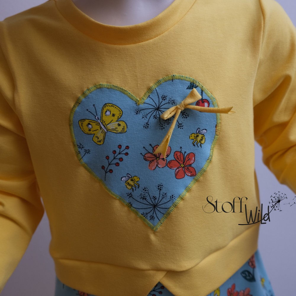 Model Applikationsdetail Langarm-Tunika für Mädchen - GirlyShirt Gr. 98 Motiv Blumenwiese Blau