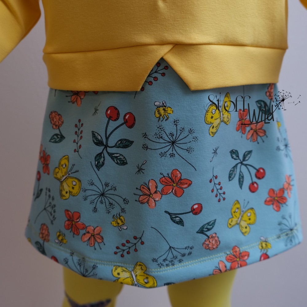 Model Motivdetail Langarm-Tunika für Mädchen - GirlyShirt Gr. 98 Motiv Blumenwiese Blau