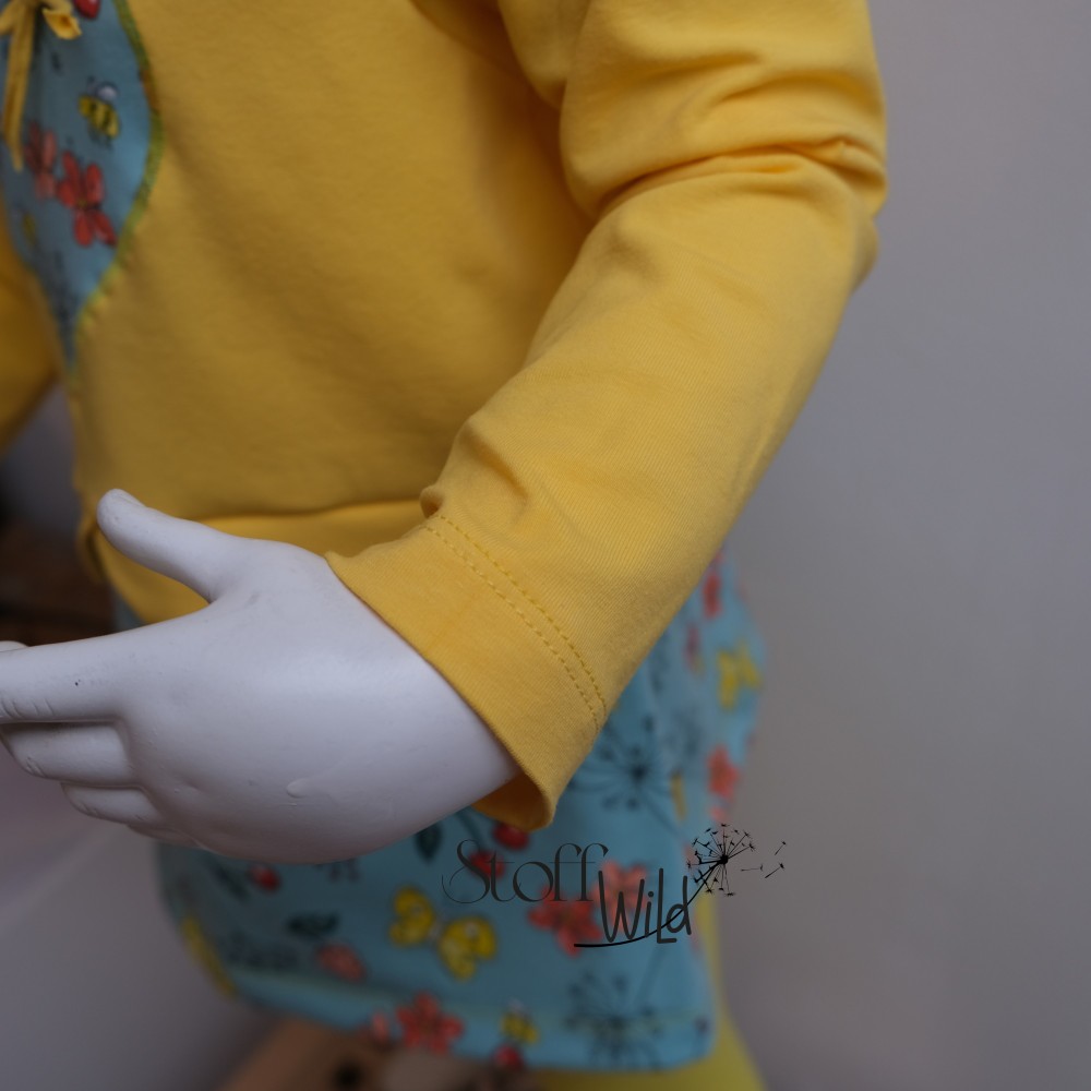 Model Ärmeldetail Langarm-Tunika für Mädchen - GirlyShirt Gr. 98 Motiv Blumenwiese Blau