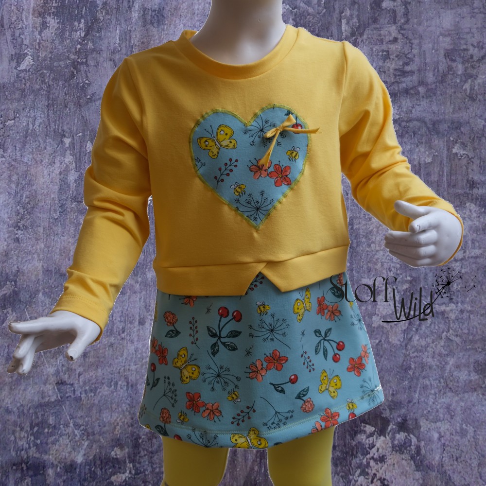 Model-Ansicht Langarm-Tunika für Mädchen - GirlyShirt Gr. 98 Motiv Blumenwiese Blau
