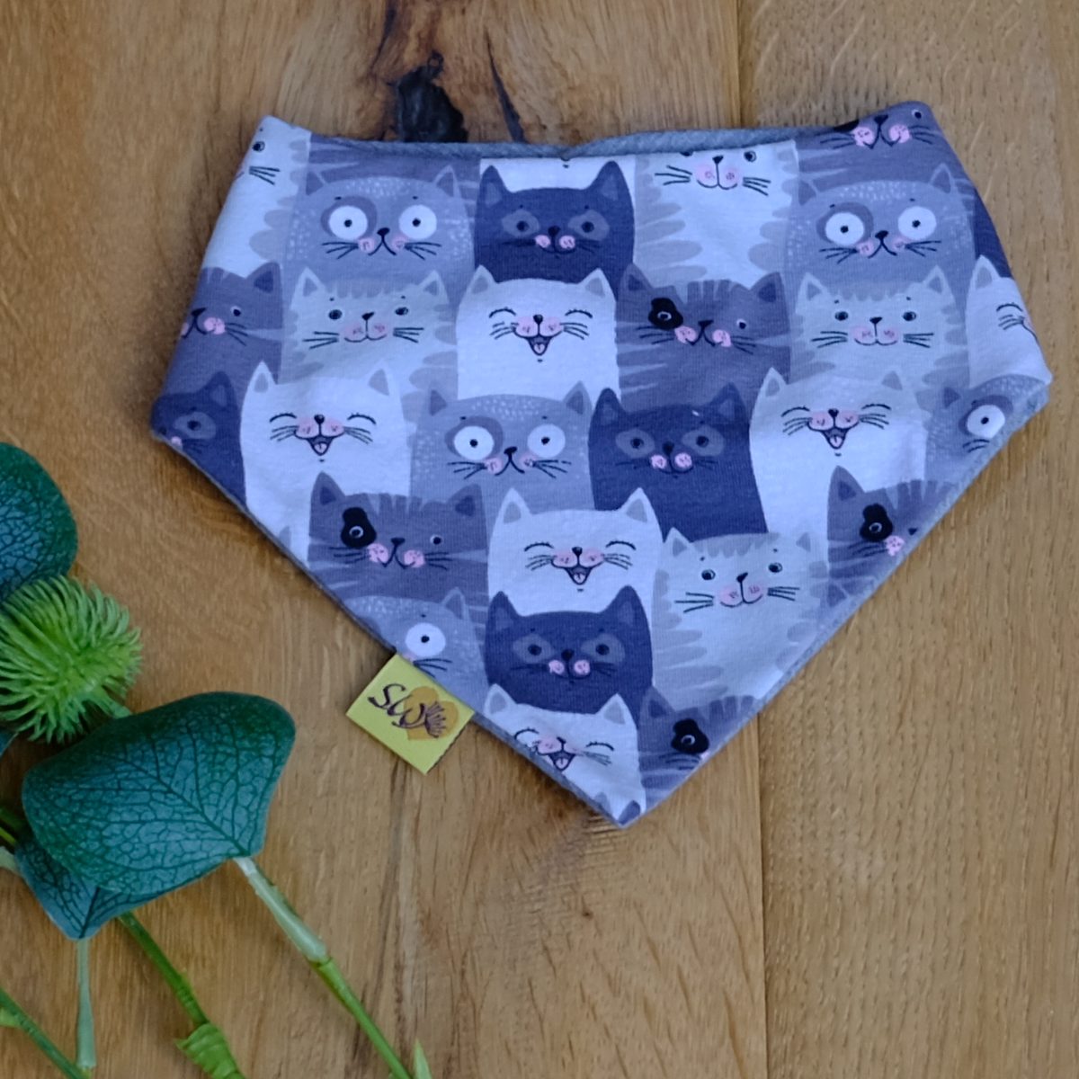 Wendehalstuch aus Jersey mit Katzenmotiv und 2 Druckknöpfen