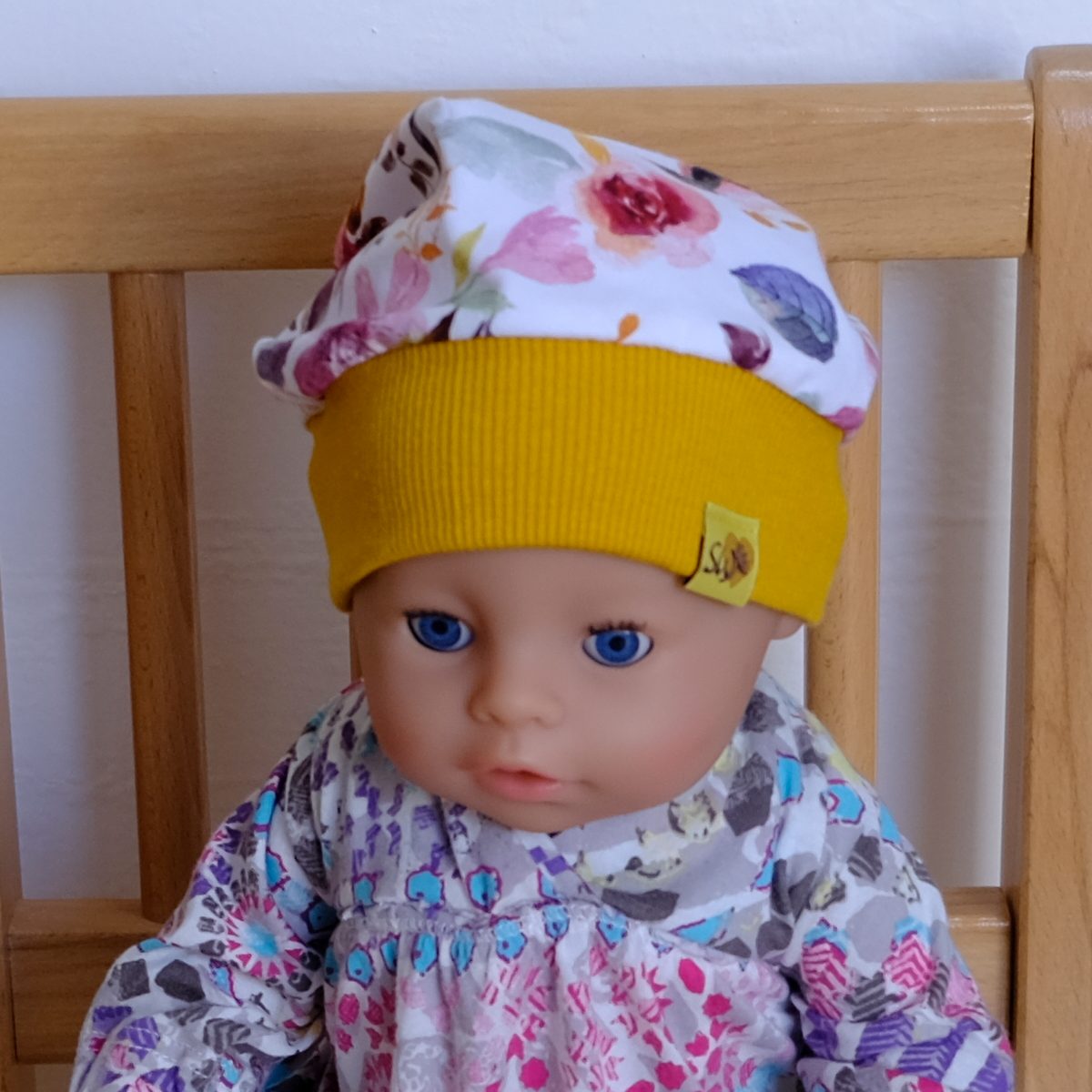 Bündchenhaube Flower Gr. S am Puppenmodel