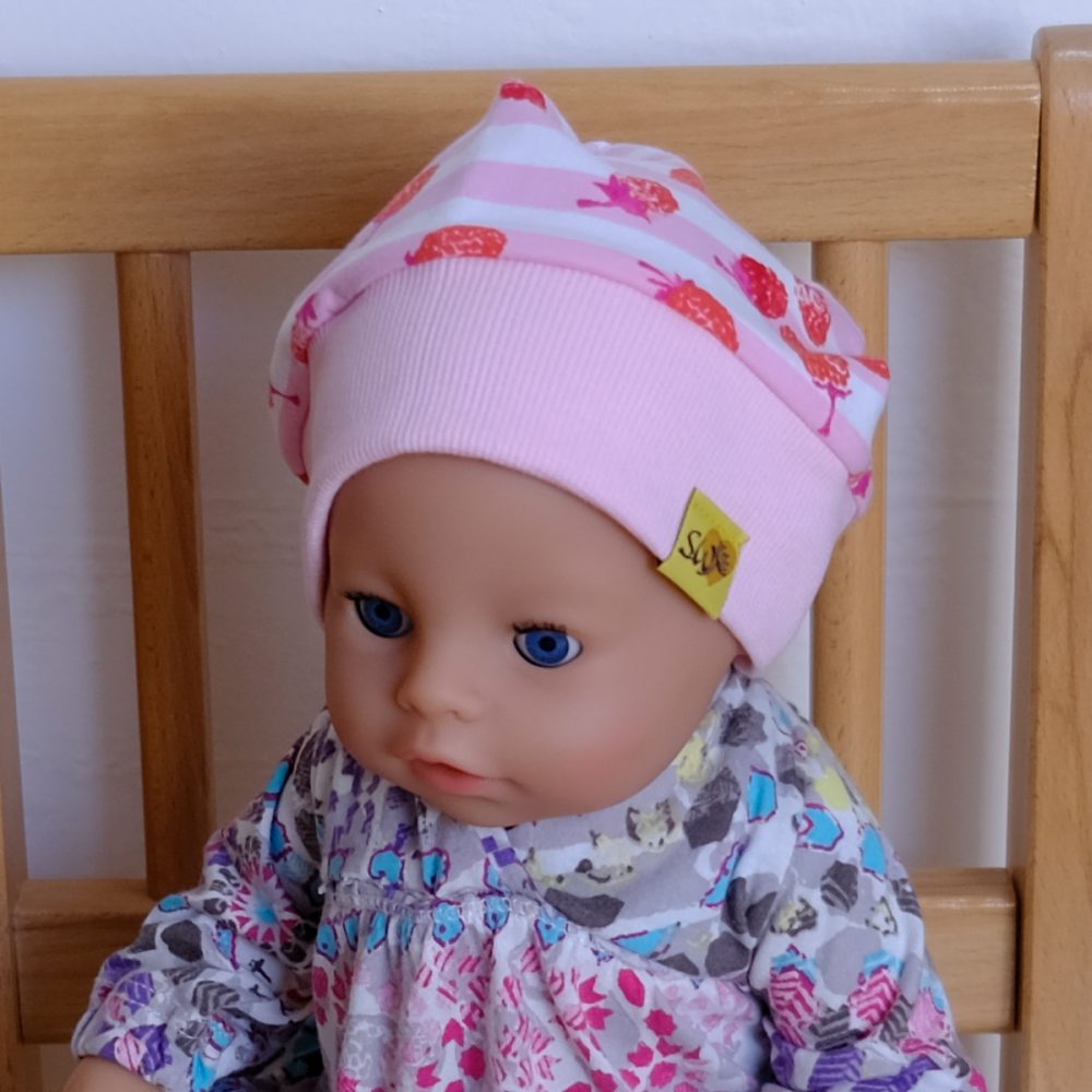 Bündchenhaube Himbeerchen rosa auf Puppenmodel