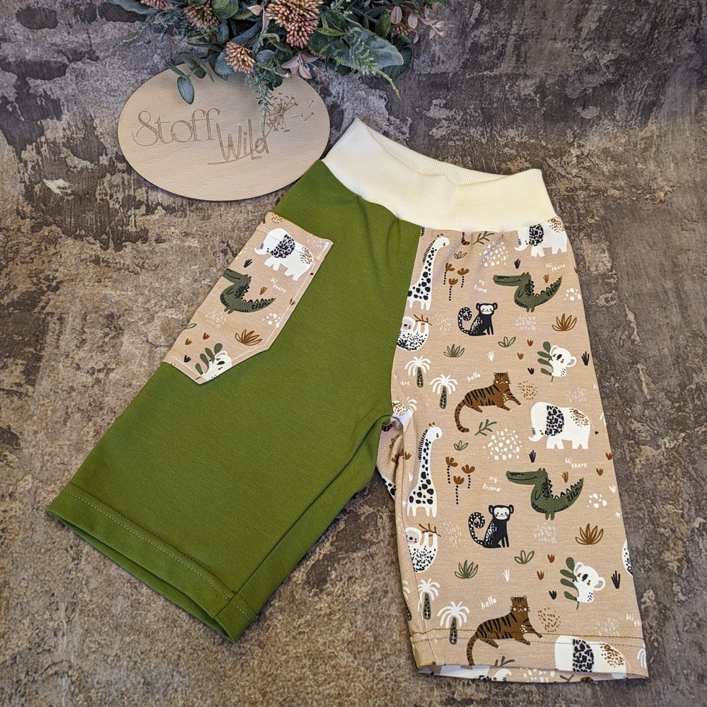 Kurze Hose aus Jersey mit tollen Afrika-Tieren und unterschiedlichen Hosenbeinen