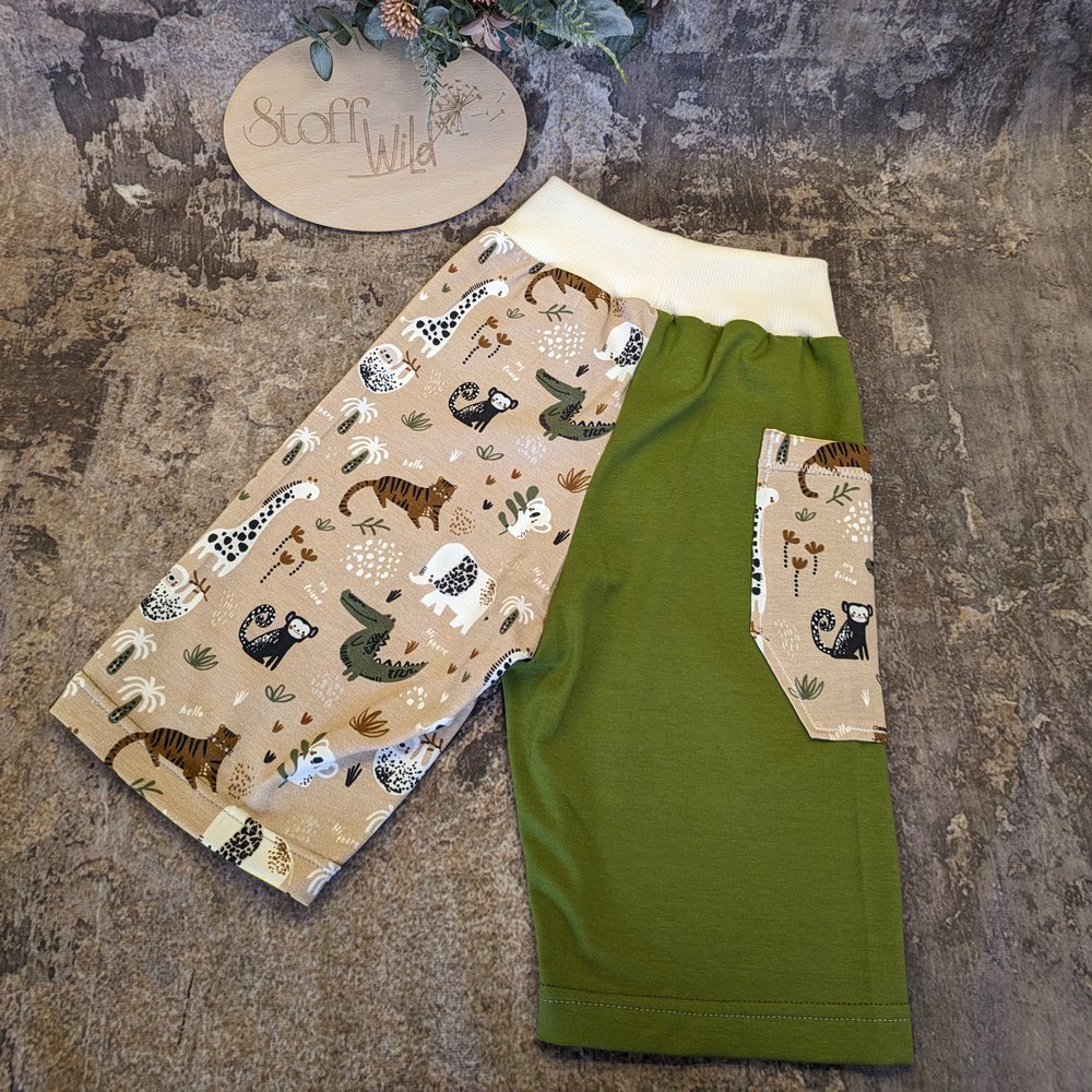 Kurze Hose aus Jersey mit tollen Afrika-Tieren und unterschiedlichen Hosenbeinen