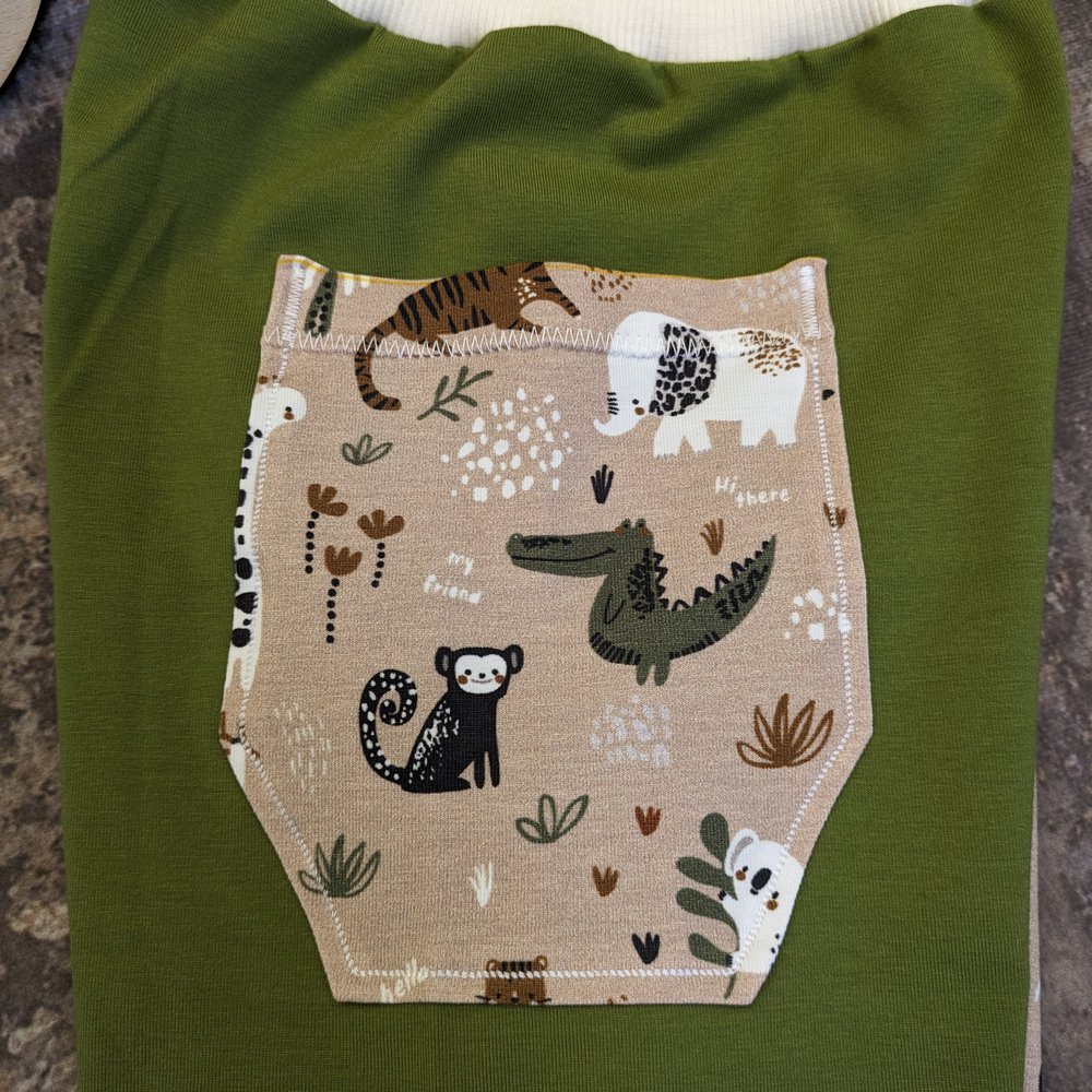 Kurze Hose aus Jersey mit tollen Afrika-Tieren und unterschiedlichen Hosenbeinen