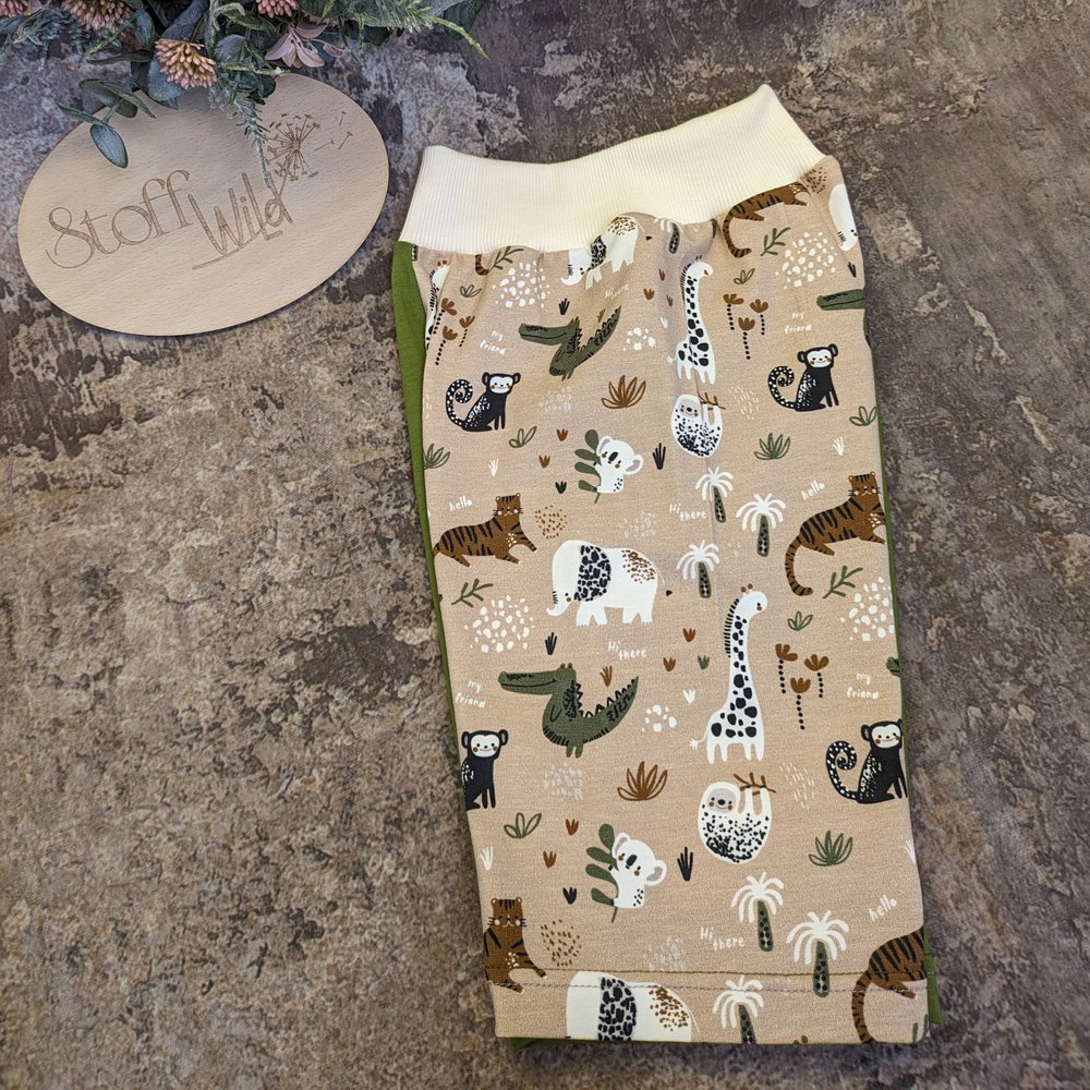 Kurze Hose aus Jersey mit tollen Afrika-Tieren und unterschiedlichen Hosenbeinen