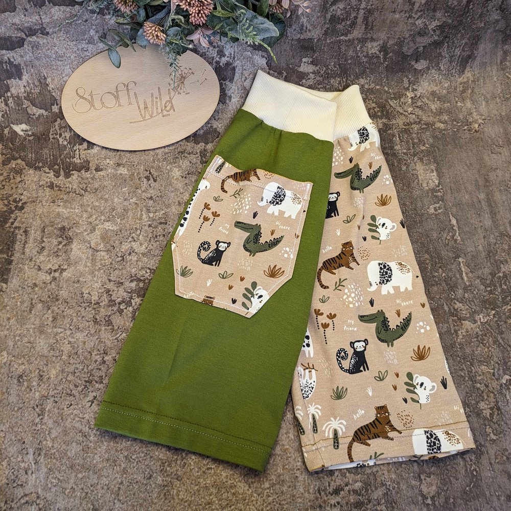 Kurze Hose aus Jersey mit tollen Afrika-Tieren und unterschiedlichen Hosenbeinen