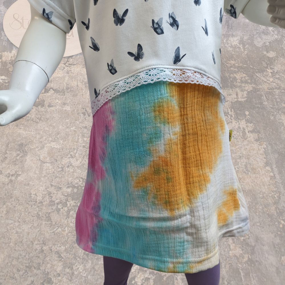 Entzückendes Kleid mit Spitzenborte, Schmetterlings-Motiv und Batik-Musselinrockteil