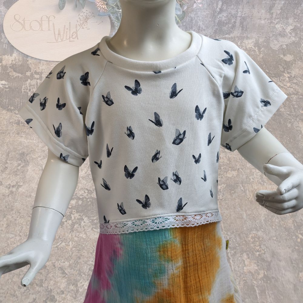Entzückendes Kleid mit Spitzenborte, Schmetterlings-Motiv und Batik-Musselinrockteil