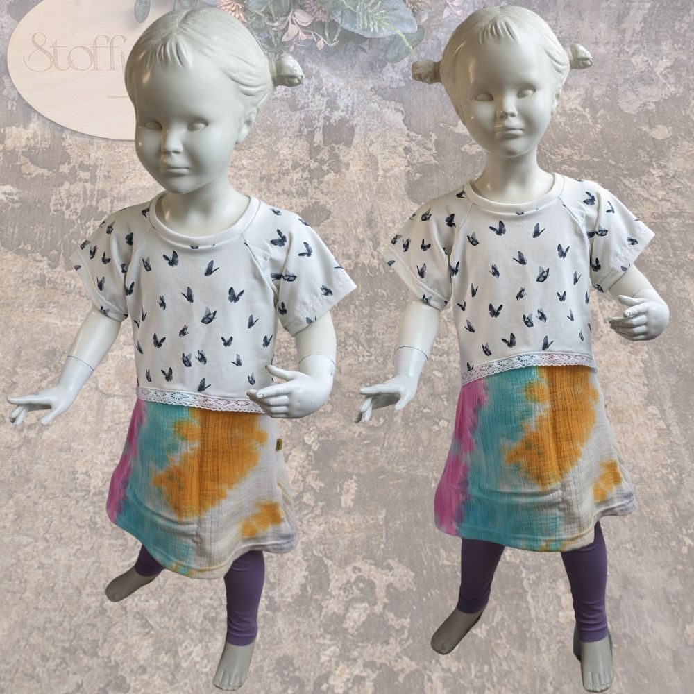 Entzückendes Kleid mit Spitzenborte, Schmetterlings-Motiv und Batik-Musselinrockteil