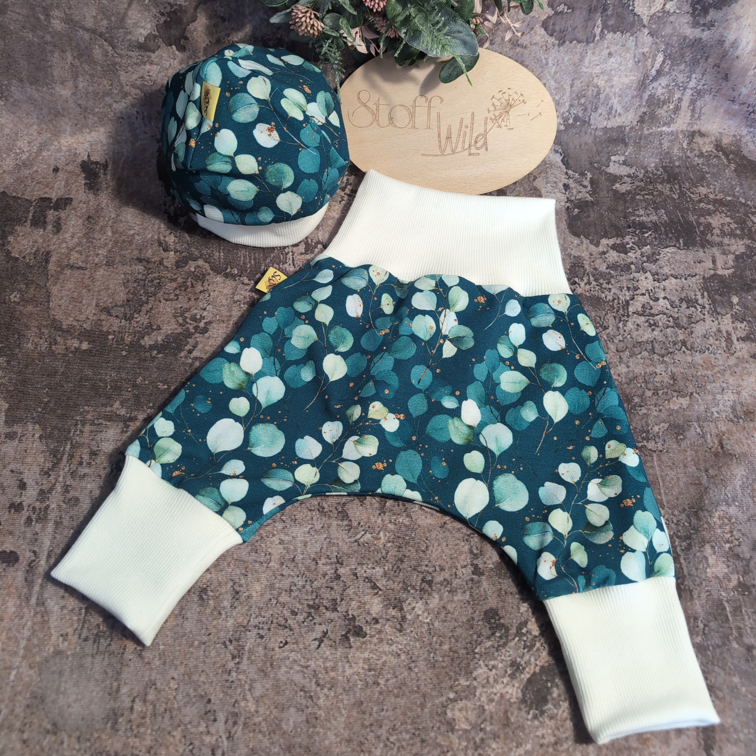 Babyset Eukalyptus dunkel, bestehend aus Bündchenhaube und Pumphose in Gr. 56-62 mit edlem Eukalyptus-Print