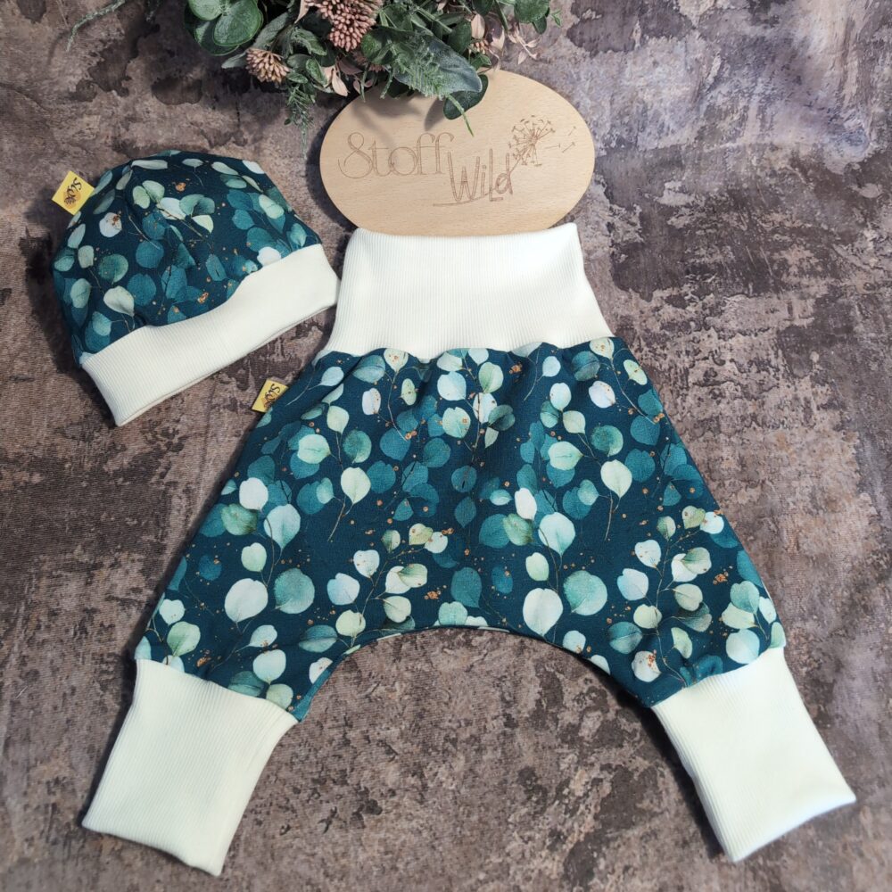 Babyset Eukalyptus dunkel, bestehend aus Bündchenhaube und Pumphose in Gr. 56-62 mit edlem Eukalyptus-Print
