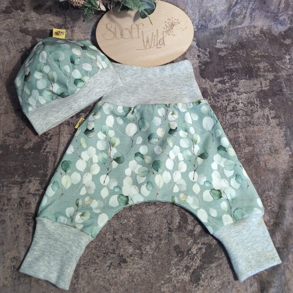 Babyset Eukalyptus hell, bestehend aus Bündchenhaube und Pumphose in Gr. 56-62 mit edlem Eukalyptus-Print