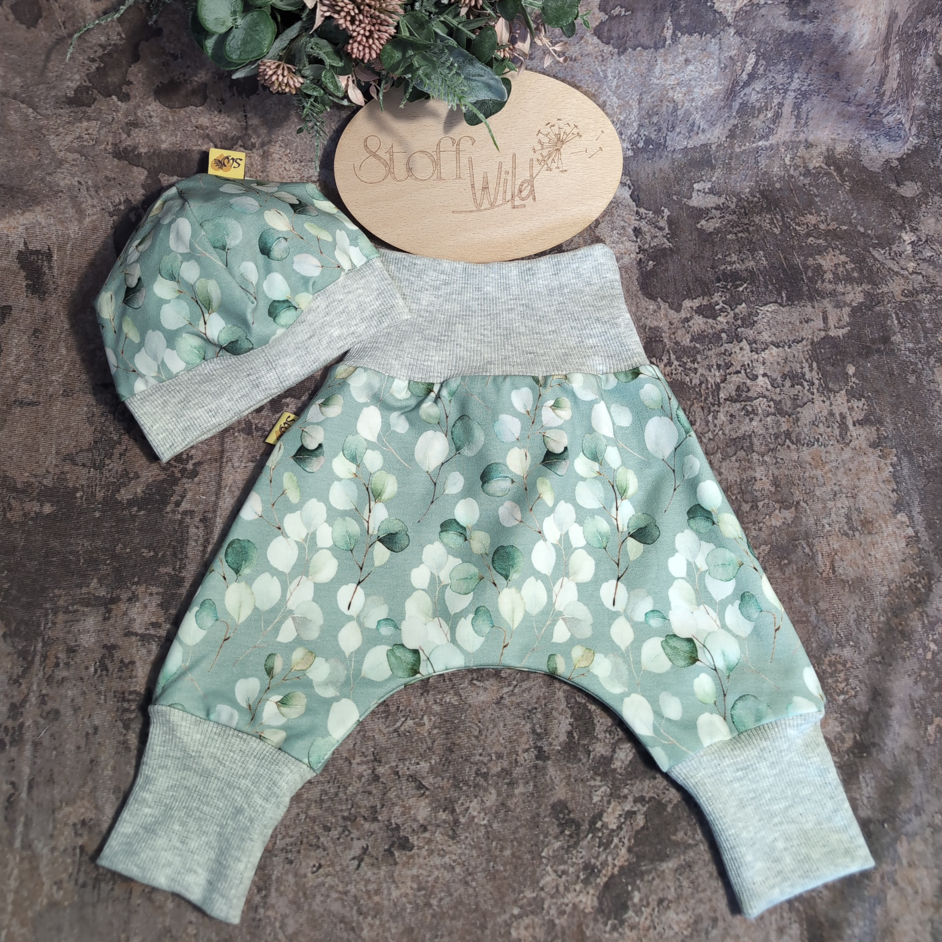 Babyset Eukalyptus hell, bestehend aus Bündchenhaube und Pumphose in Gr. 56-62 mit edlem Eukalyptus-Print