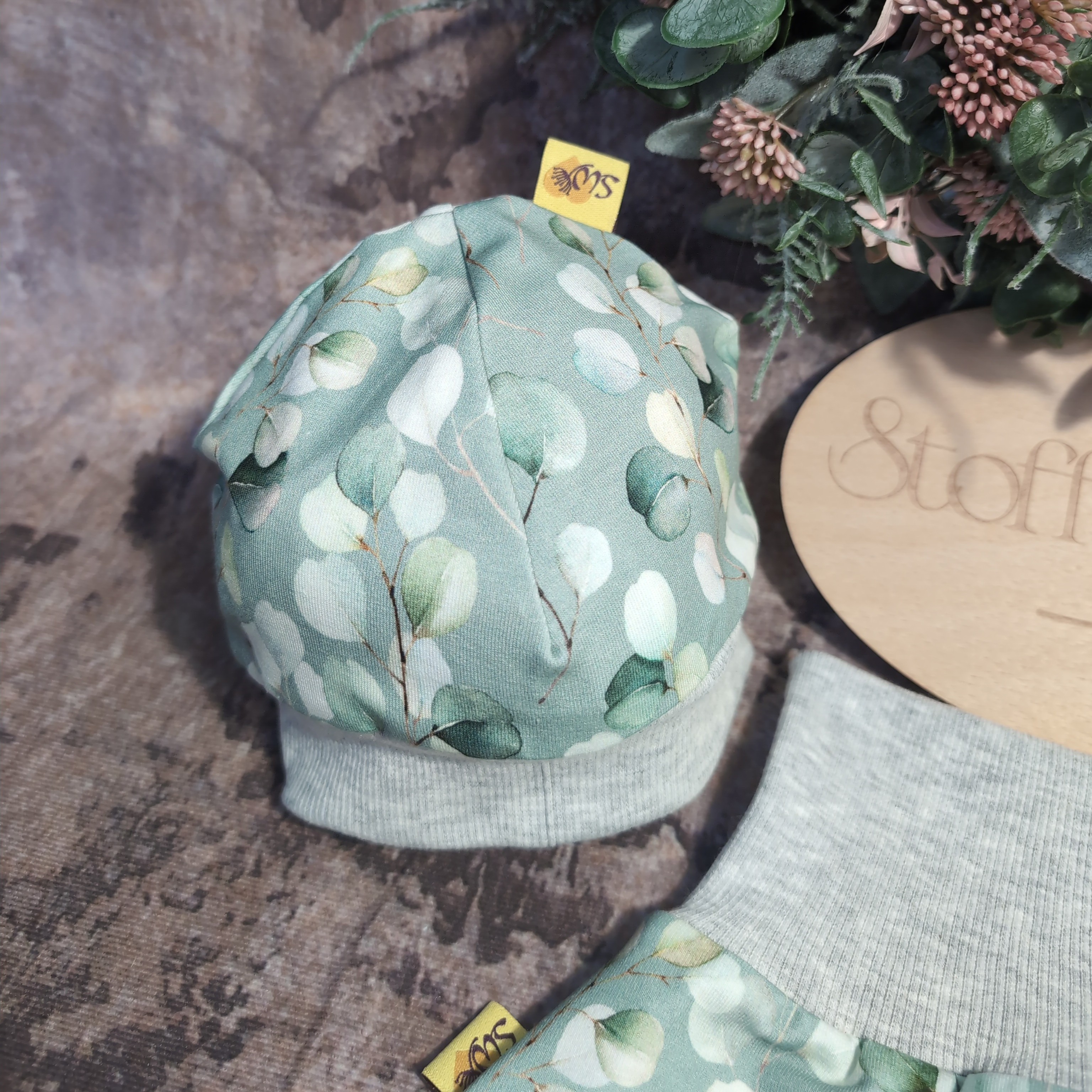 Babyset Eukalyptus hell, bestehend aus Bündchenhaube und Pumphose in Gr. 56-62 mit edlem Eukalyptus-Print