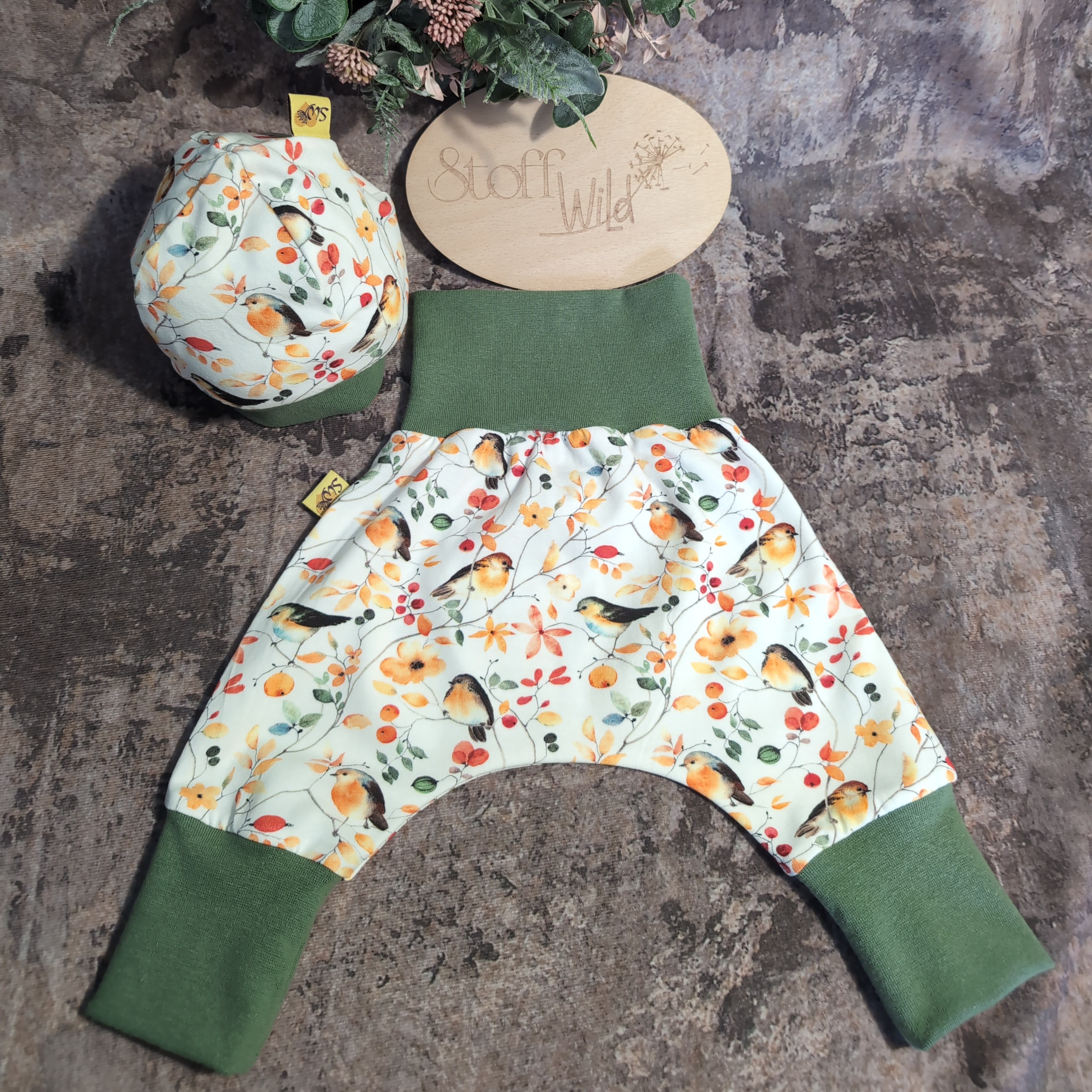 Babyset Vogelwiese, bestehend aus Bündchenhaube und Pumphose in Gr. 56-62 mit süssen kleinen Vögelchen