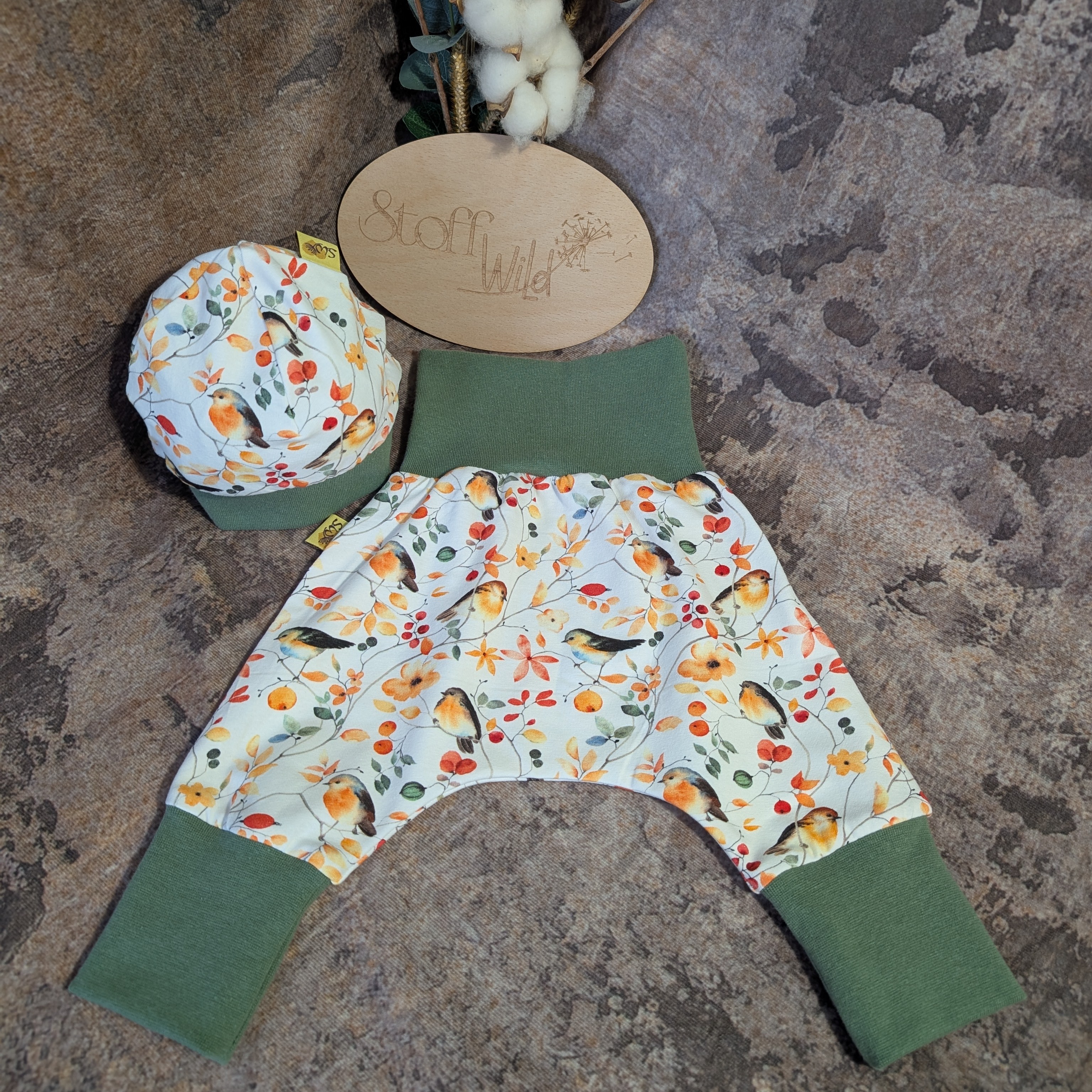Babyset Vogelwiese, bestehend aus Bündchenhaube und Pumphose in Gr. 56-62 mit süssen kleinen Vögelchen