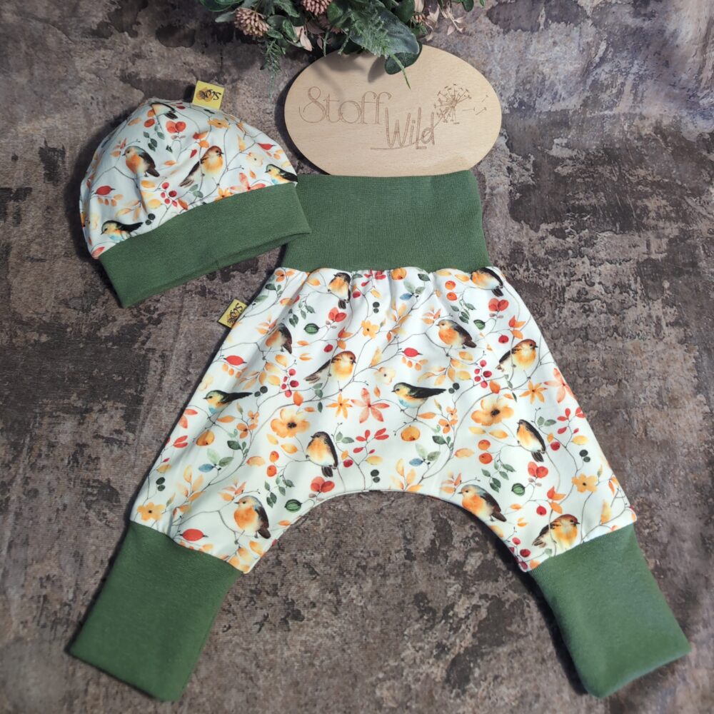 Babyset Vogelwiese, bestehend aus Bündchenhaube und Pumphose in Gr. 56-62 mit süssen kleinen Vögelchen