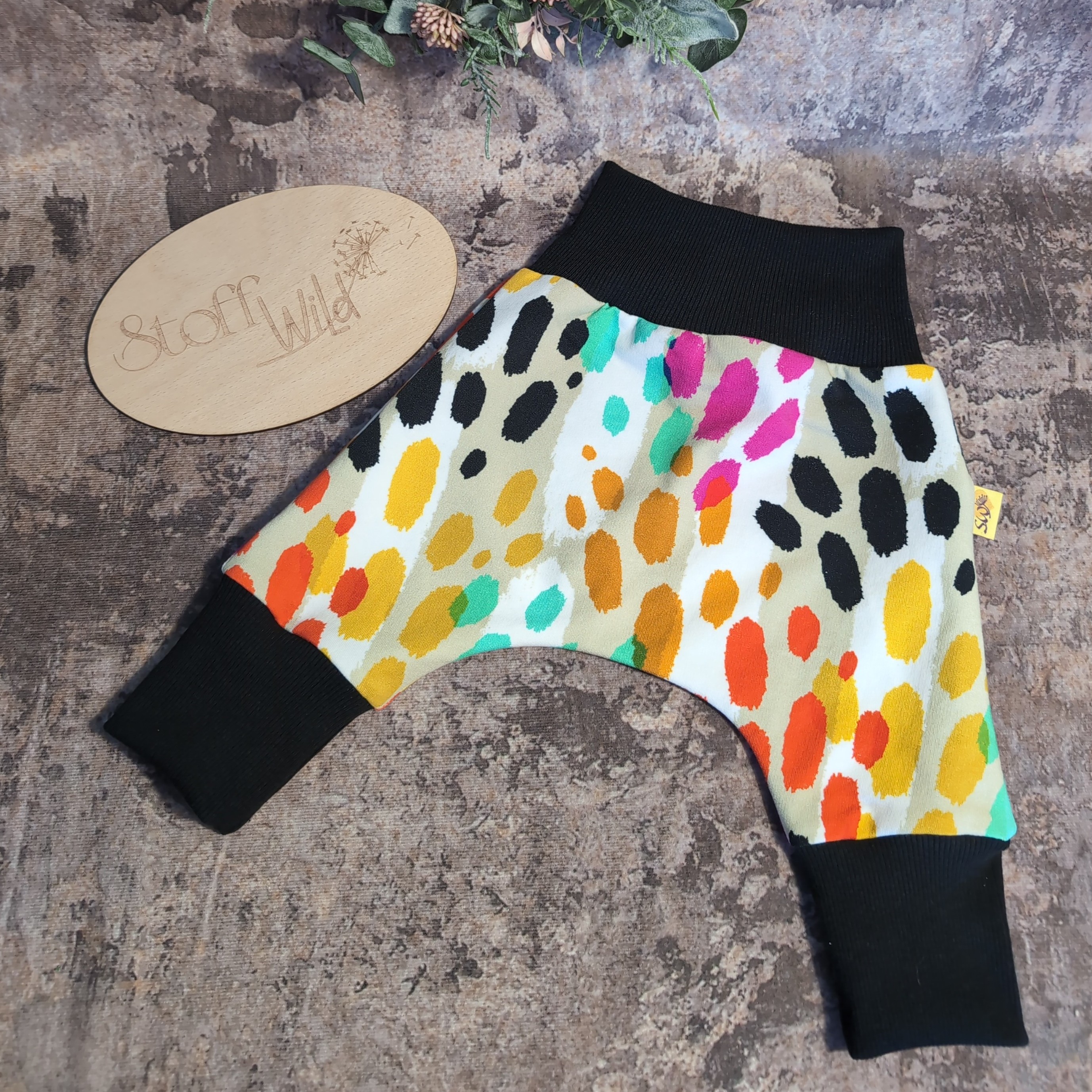 Baby-Pumphose Funky Leo aus kuscheligem Sweat-Stoff mit buntem Leo-Design