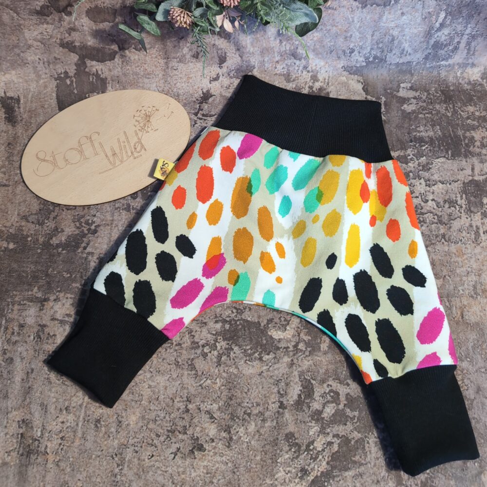 Baby-Pumphose Funky Leo aus kuscheligem Sweat-Stoff mit buntem Leo-Design
