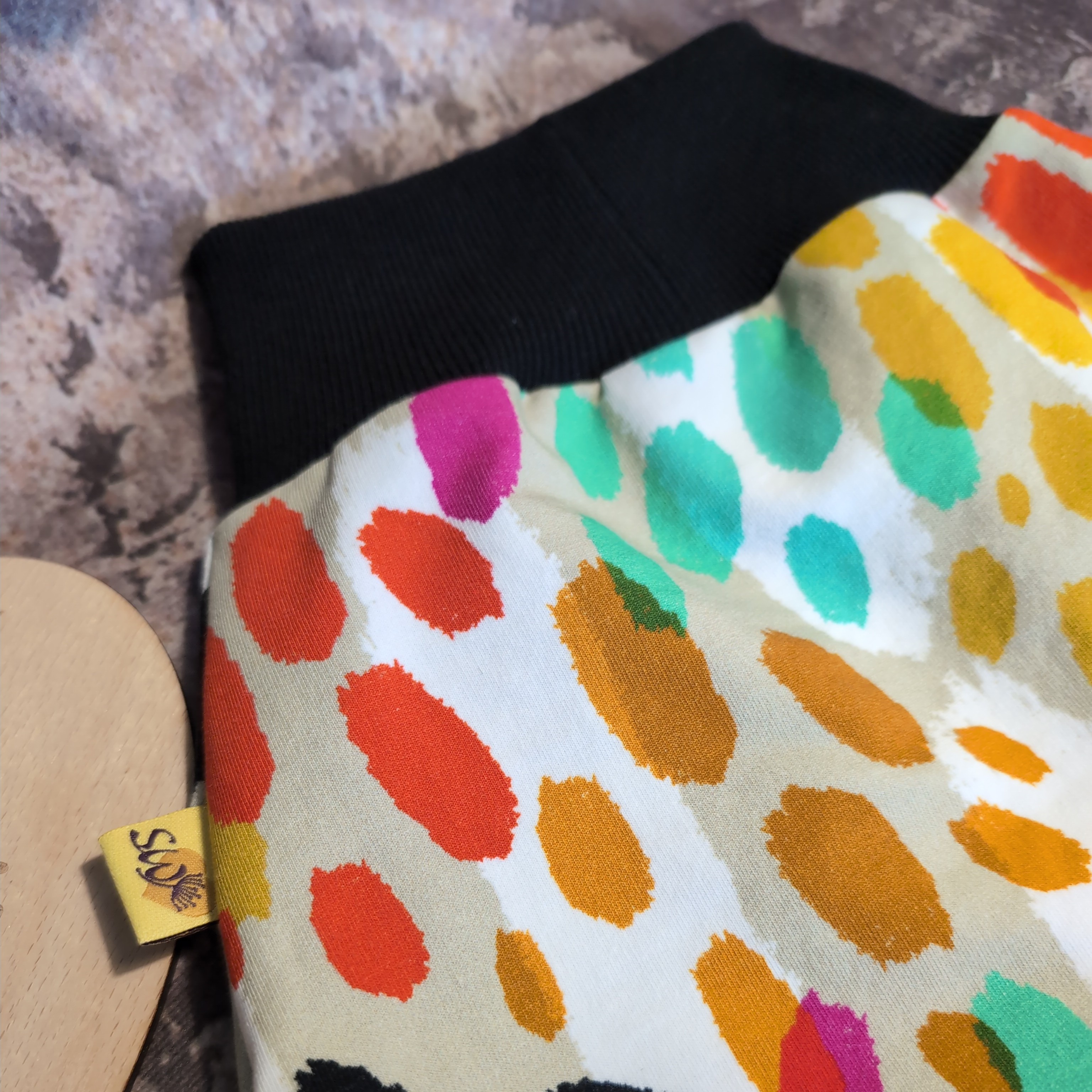 Baby-Pumphose Funky Leo aus kuscheligem Sweat-Stoff mit buntem Leo-Design