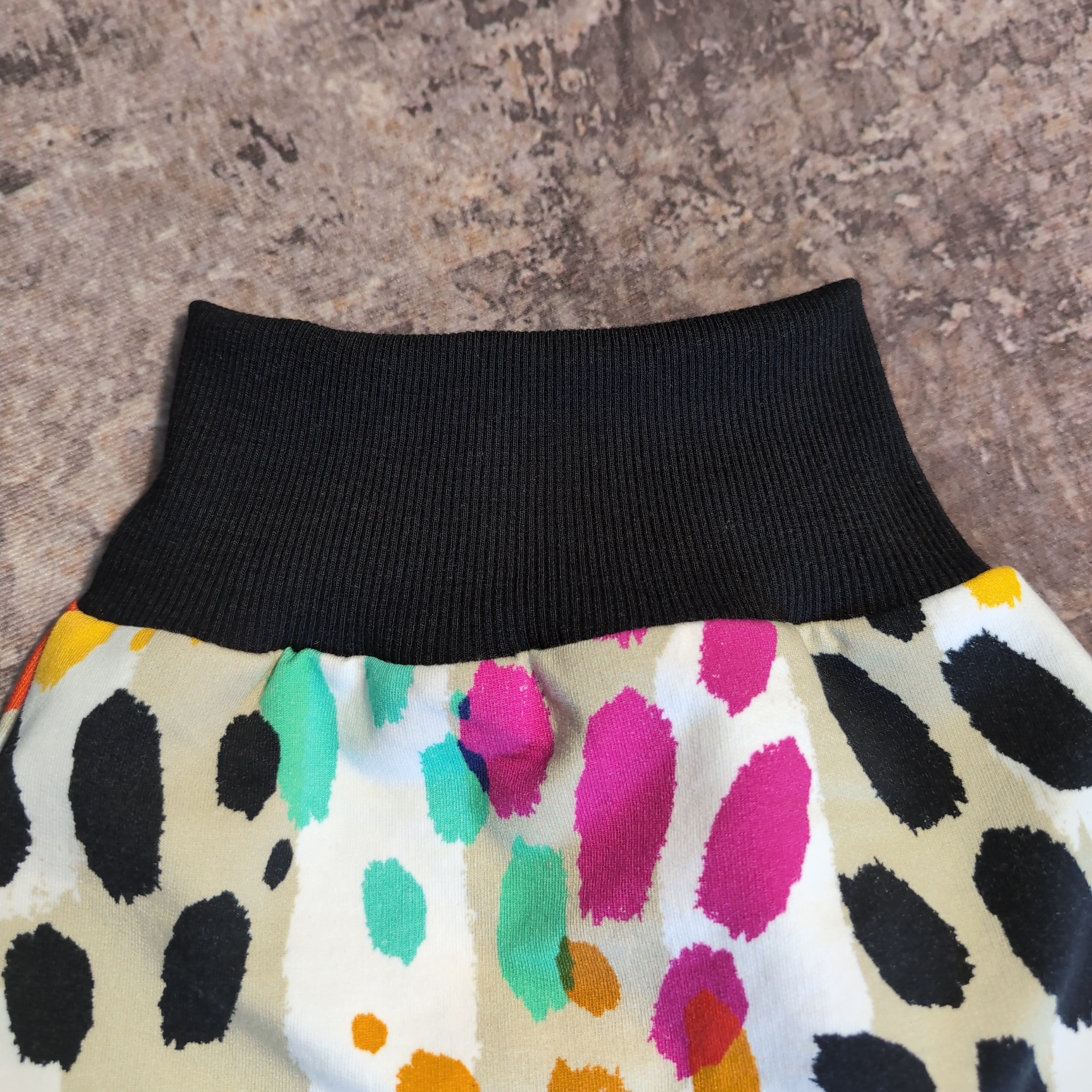 Baby-Pumphose Funky Leo aus kuscheligem Sweat-Stoff mit buntem Leo-Design
