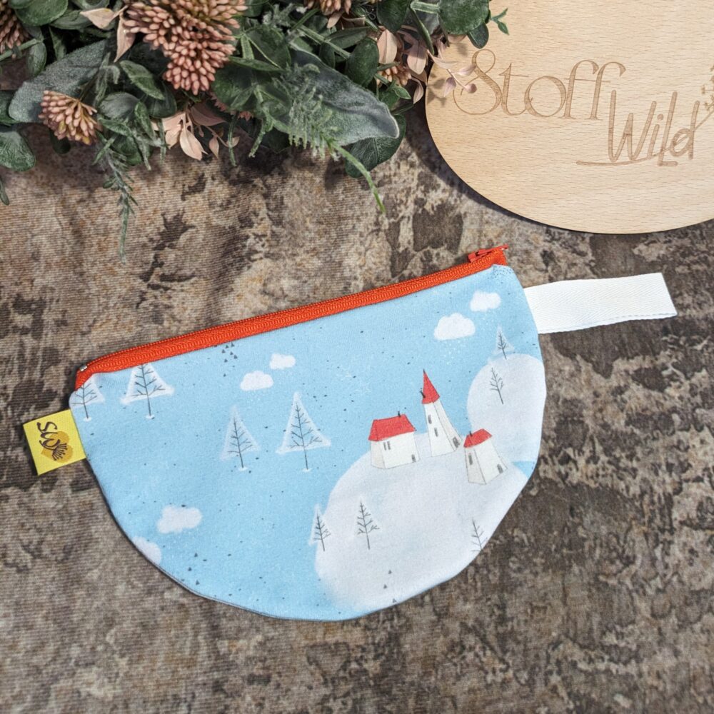 Täschchen Winterdorf aus French Terry für Schnuller, Snacks, Kosmetik und Co.