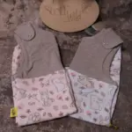 Latzhose / Romper Hase, graublau, Gr. 62/68 – Bild 7