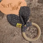 Hasenohr-Greifling aus Musselin und naturbelassenem Holzring