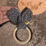 Hasenohr-Greifling aus Musselin und naturbelassenem Holzring