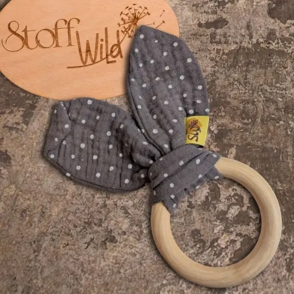 Hasenohr-Greifling aus Musselin und naturbelassenem Holzring