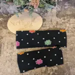 Knoten-Stirnband in Schwarz mit Blumenmuster aus weichem Baumwoll-Jersey, Größen 46–51 cm und 52–58 cm, handgefertigt in Österreich