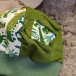 Bündchenhaube grüne Tiere, Gr. S – Bild 4