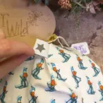 Skifahrer Beanie mit Ski Motiv aus Trevira Bioactive Polyester, Größen 46 bis 60 cm, handgefertigt in Österreich