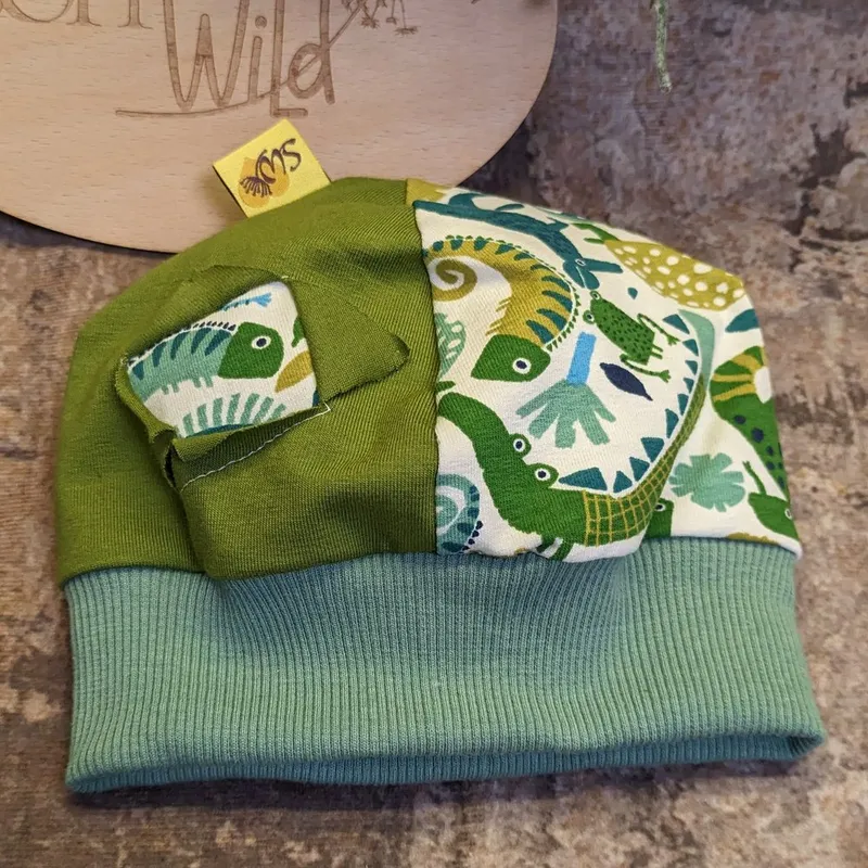 2748_1 Bündchenhaube grüne Tiere, Gr. S – Bündchen mintgrün – Bild 1