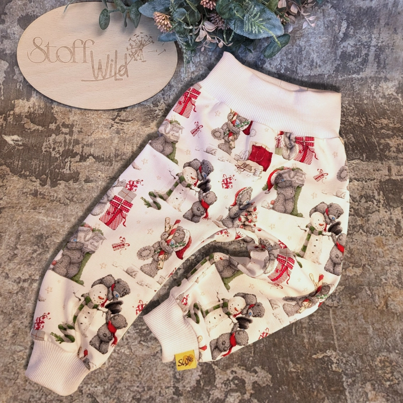 „Weiße Babyhose aus Jersey mit Weihnachtsbären-Motiv (Gr. 74/86), elastische Bündchen, stoffwindelfreundlich, handgefertigt.“