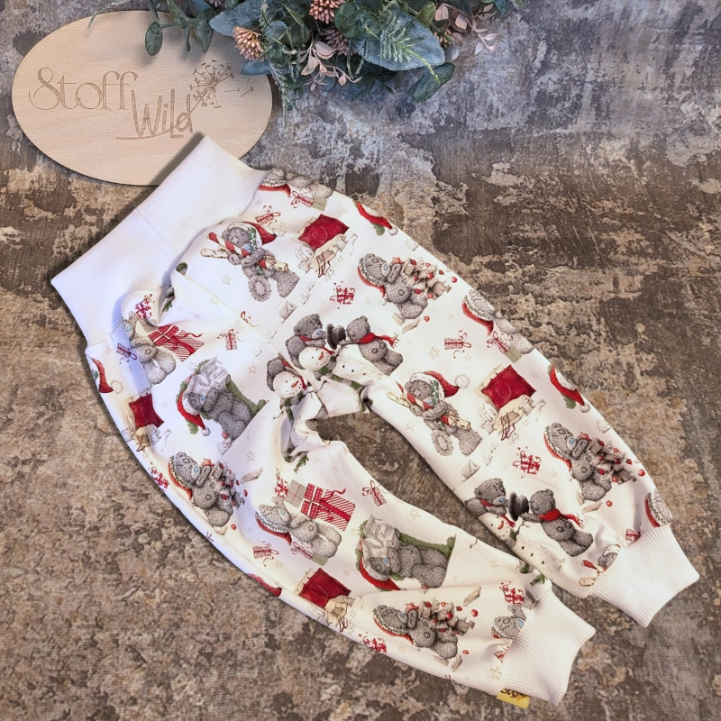 „Weiße Babyhose aus Jersey mit Weihnachtsbären-Motiv (Gr. 74/86), elastische Bündchen, stoffwindelfreundlich, handgefertigt.“
