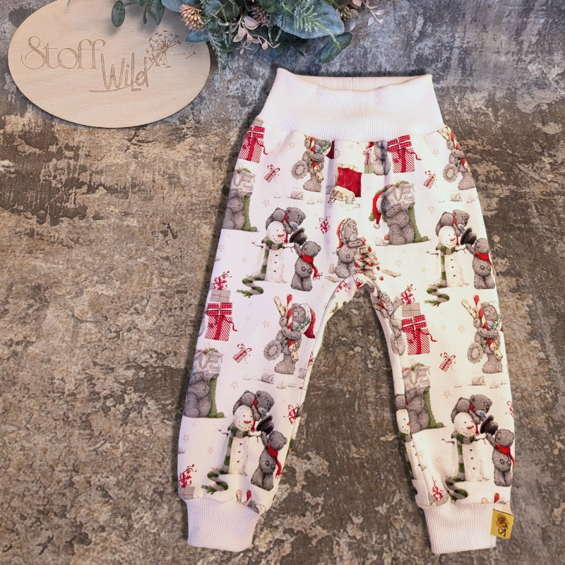„Weiße Babyhose aus Jersey mit Weihnachtsbären-Motiv (Gr. 74/86), elastische Bündchen, stoffwindelfreundlich, handgefertigt.“