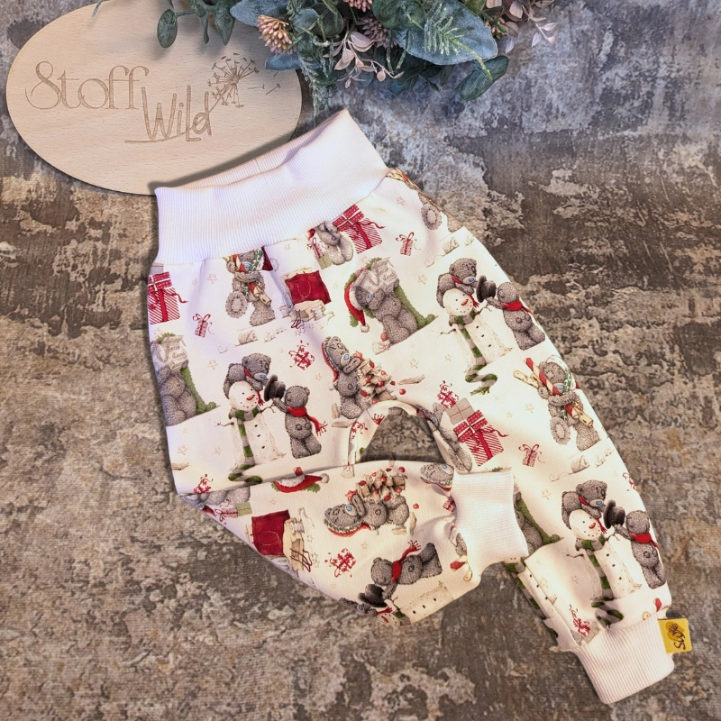 „Weiße Babyhose aus Jersey mit Weihnachtsbären-Motiv (Gr. 74/86), elastische Bündchen, stoffwindelfreundlich, handgefertigt.“