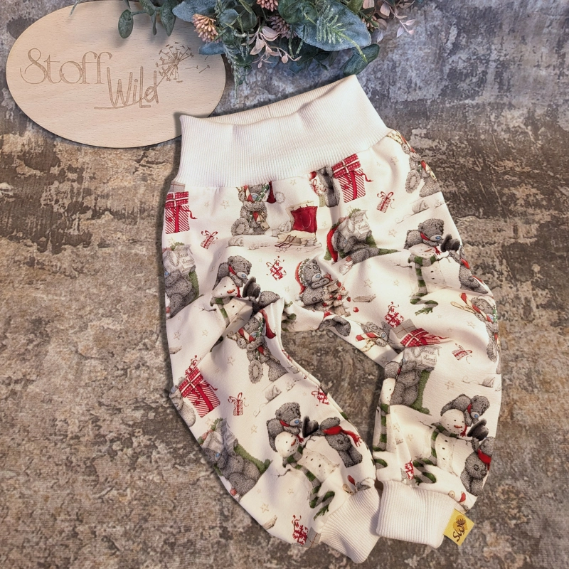 „Weiße Babyhose aus Jersey mit Weihnachtsbären-Motiv (Gr. 74/86), elastische Bündchen, stoffwindelfreundlich, handgefertigt.“